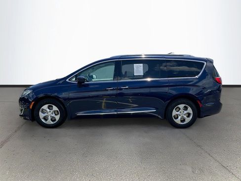 Used 2017 Chrysler Pacifica Touring-L Plus FWD image 4