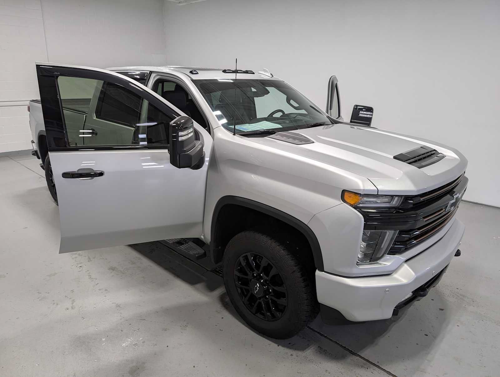 Used 2023 Chevrolet Silverado 3500 High Country w/ Z71 Off-Road Package AWD/4WD image 16