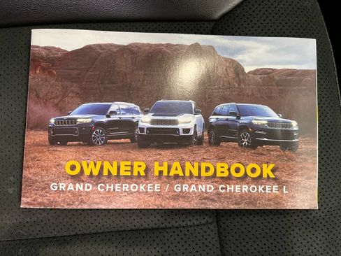 Used 2025 Jeep Grand Cherokee Altitude AWD/4WD image 34
