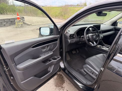 Used 2024 Honda Pilot Touring image 11