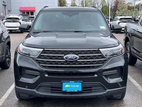 Used 2023 Ford Explorer XLT AWD/4WD image 2