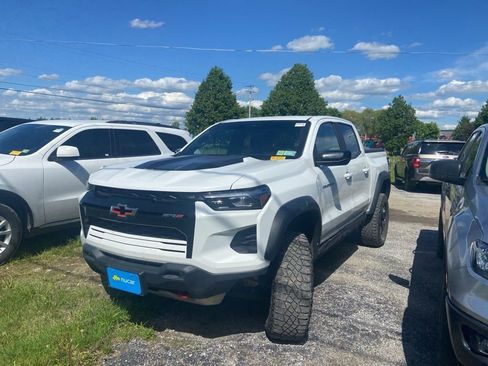 Used 2023 Chevrolet Colorado ZR2 w/ ZR2 Convenience Package III AWD/4WD image 3