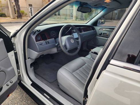 Used 2004 Lincoln Town Car Signature RWD image 15