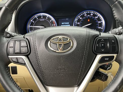 Used 2016 Toyota Highlander Plus AWD/4WD image 14