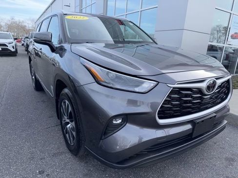 Used 2022 Toyota Highlander XLE image 2
