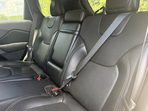 Used 2019 Jeep Cherokee Limited AWD/4WD image 9