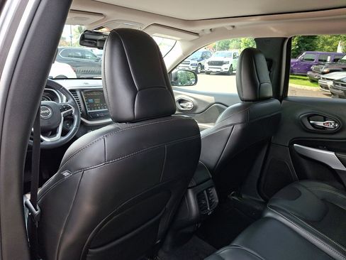 Used 2018 Jeep Cherokee Latitude Plus w/ Comfort/Convenience Group AWD/4WD image 21