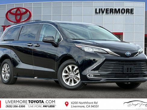 Used 2024 Toyota Sienna XLE image 1