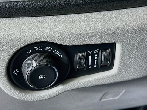 Used 2022 Chrysler Pacifica Limited FWD image 17