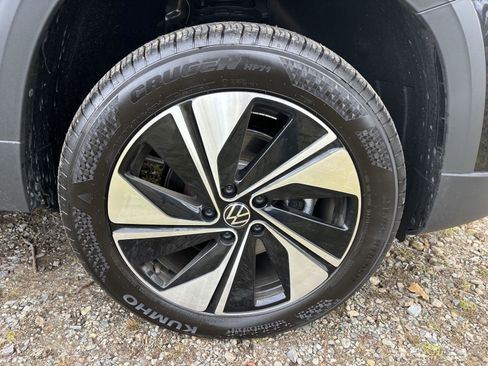 Used 2025 Volkswagen Taos SE w/ Panoramic Sunroof Package image 23