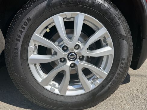 Used 2017 Nissan Rogue SV AWD/4WD image 10