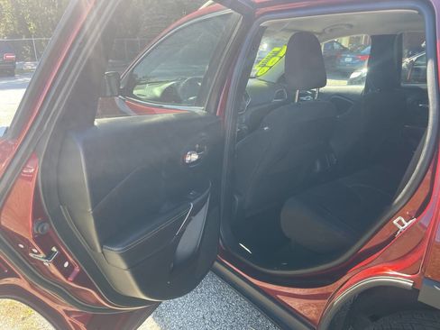 Used 2019 Jeep Cherokee Latitude w/ Popular Appearance Group image 15