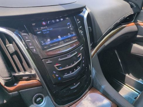 Used 2020 Cadillac Escalade Luxury AWD/4WD image 11