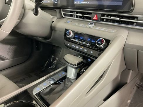 Used 2025 Hyundai Elantra SEL FWD image 15