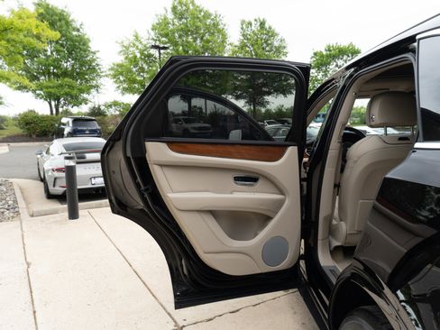 Used 2022 Bentley Bentayga AWD/4WD image 13