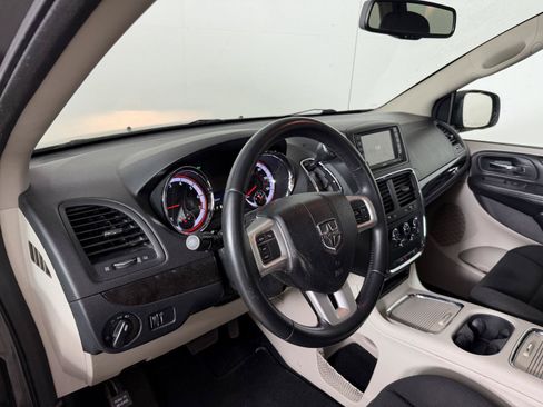 Used 2016 Dodge Grand Caravan SXT w/ UConnect Hands-Free Group FWD image 18