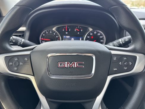 Used 2023 GMC Acadia SLE image 10