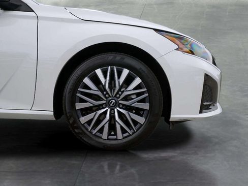Used 2025 Nissan Altima 2.5 SV FWD image 9