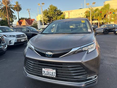 Used 2024 Toyota Sienna Limited FWD image 9