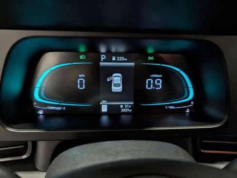 Used 2025 Hyundai Elantra Sport image 14