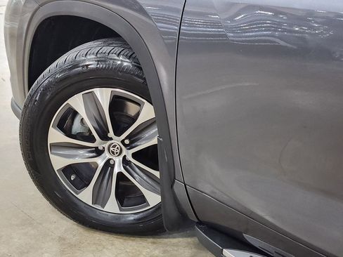 Used 2021 Toyota Highlander XLE image 23