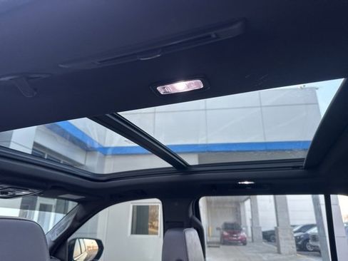 Used 2021 Chevrolet Suburban LT w/ LT Signature Package image 3