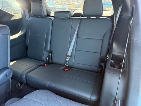 Used 2025 Chevrolet Traverse LT image 35