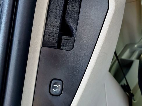 Used 2015 Chrysler Town & Country Touring FWD image 28