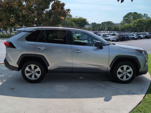 Used 2021 Toyota RAV4 LE AWD/4WD image 11