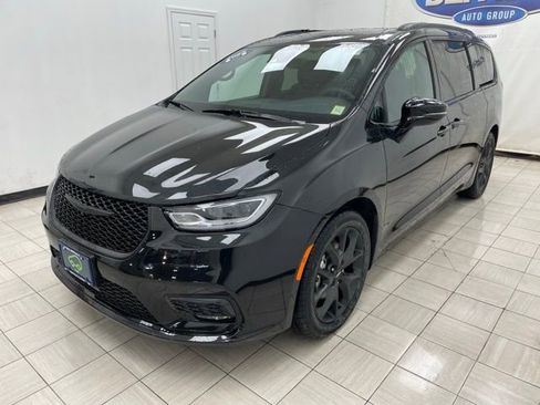 Used 2023 Chrysler Pacifica Limited w/ Uconnect Theater Family Group image 17