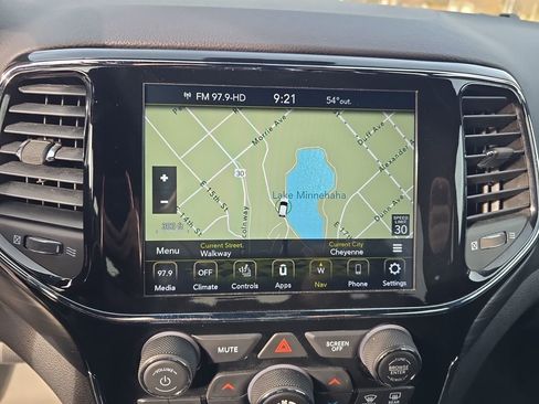 Used 2021 Jeep Grand Cherokee Laredo X image 21