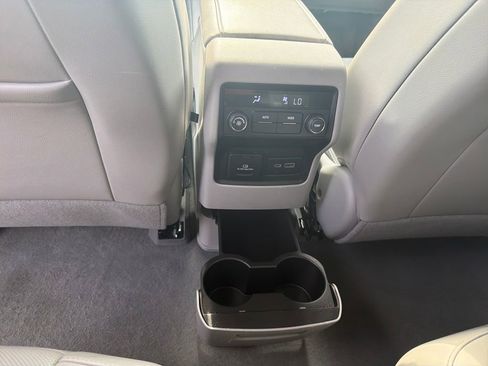 Used 2023 GMC Acadia SLT image 27