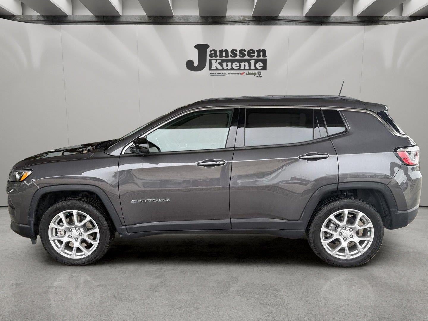 Used 2024 Jeep Compass Latitude AWD/4WD image 1