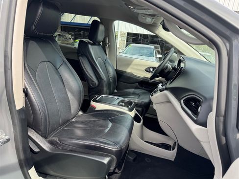 Used 2022 Chrysler Pacifica Touring-L FWD image 19