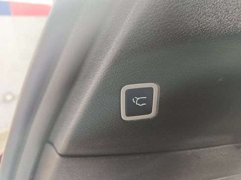 Used 2025 Chrysler Pacifica Limited FWD image 36