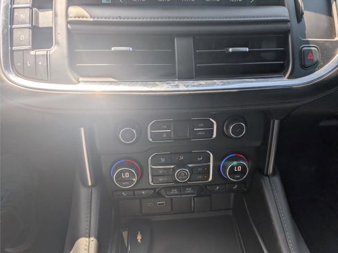 Used 2022 Chevrolet Tahoe Z71 w/ Luxury Package AWD/4WD image 15