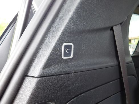 Used 2023 Chrysler Pacifica Touring-L w/ Uconnect Theater Family Group FWD image 11