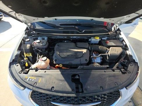 Used 2024 Chrysler Pacifica Select image 33