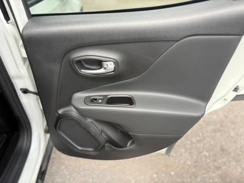 Used 2020 Jeep Renegade Altitude AWD/4WD image 12