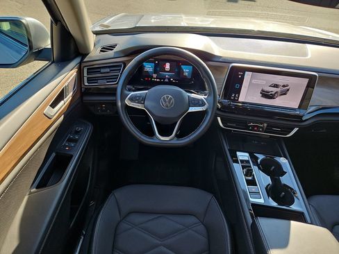 Used 2025 Volkswagen Atlas SE AWD/4WD image 11