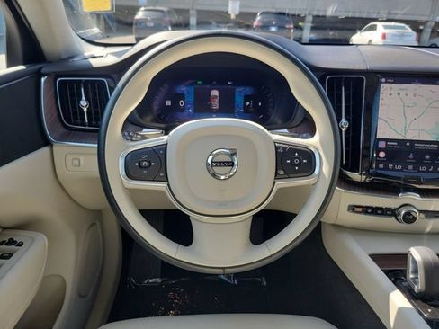 Used 2022 Volvo XC60 B5 Momentum w/ Climate Package FWD image 27