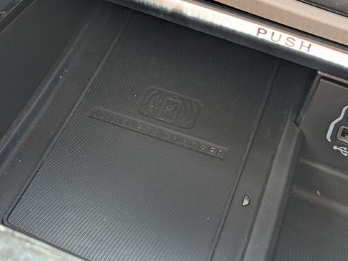 Used 2023 Chrysler Pacifica Limited FWD image 29