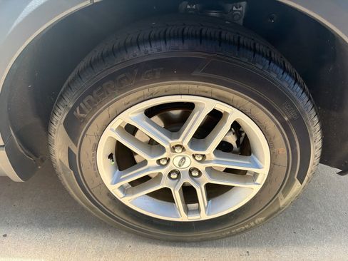 Used 2025 Ford Explorer Active RWD image 12