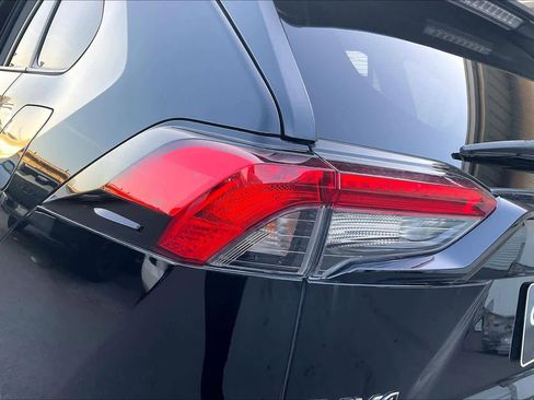 Used 2022 Toyota RAV4 XLE Premium image 29