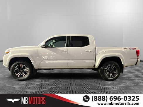 Used 2017 Toyota Tacoma TRD Sport image 8