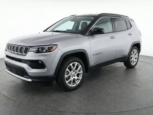 Used 2025 Jeep Compass Limited AWD/4WD image 3