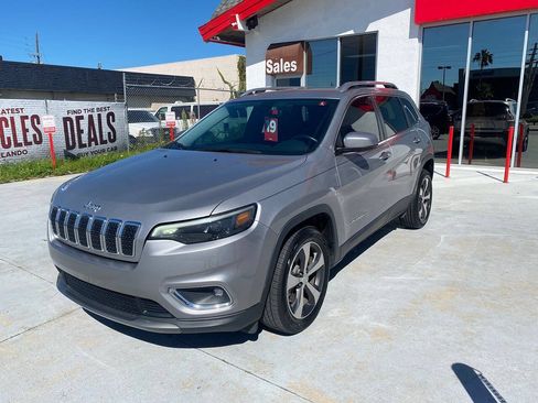 Used 2019 Jeep Cherokee Limited FWD image 3