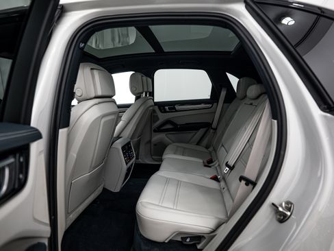 Certified 2023 Porsche Cayenne Platinum Edition AWD/4WD image 21