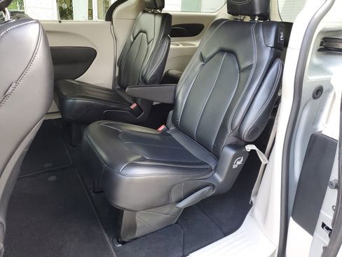 Used 2024 Chrysler Pacifica Touring-L FWD image 8