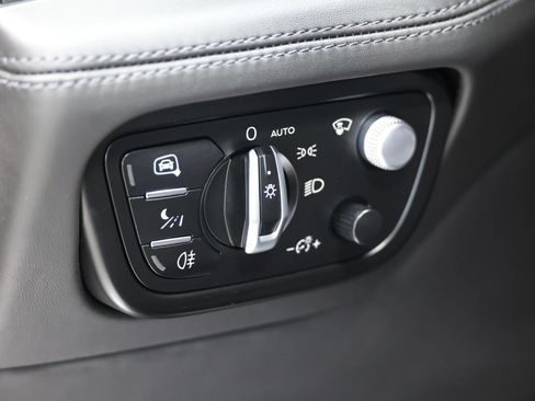 Used 2020 Bentley Bentayga Plug-In Hybrid AWD/4WD image 25